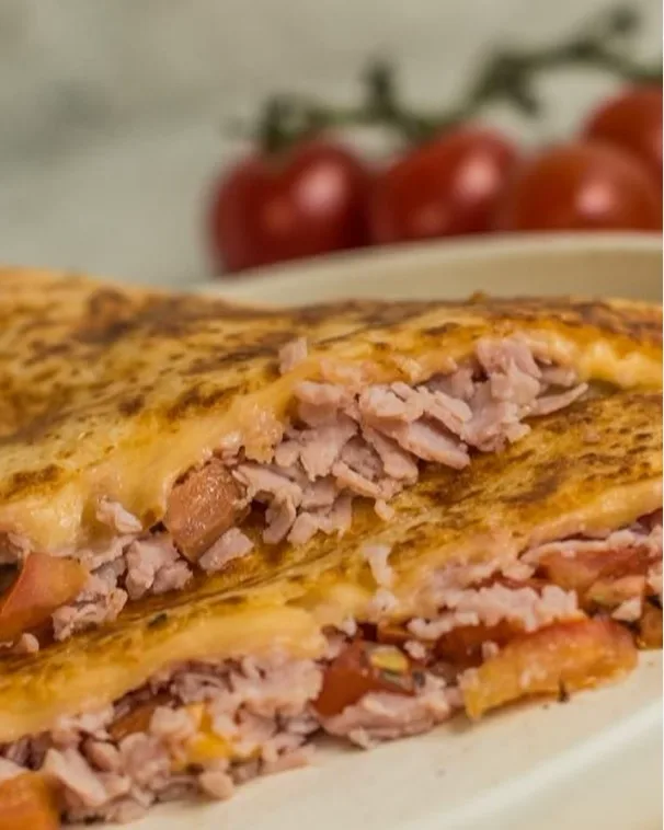 Crepes salgados dobrados servidos no prato